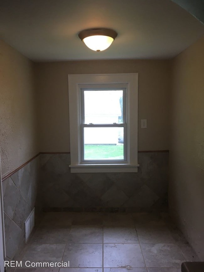 Building Photo - 3 br, 1.5 bath House - 1128 Vernon Odom Blvd