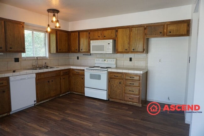 Building Photo - Cute home located in the Southwest!