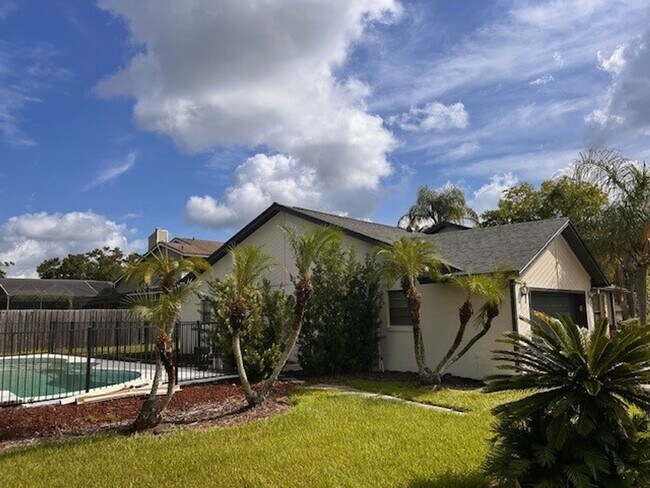 Foto del edificio - ***COMING SOON*** Large 4/2 pool home in L...