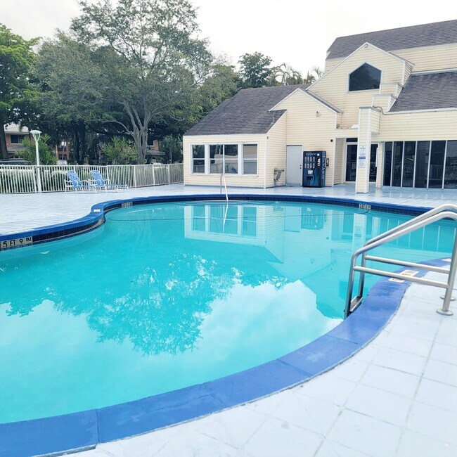 Foto del edificio - 3421 NW 44th St