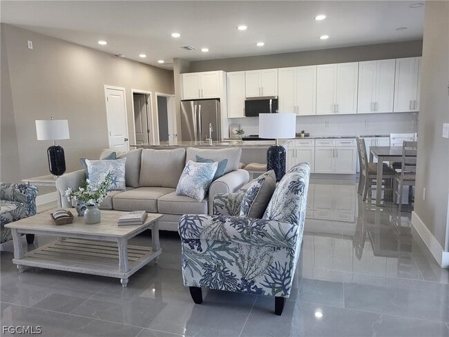 Building Photo - 654 NE 5th Pl