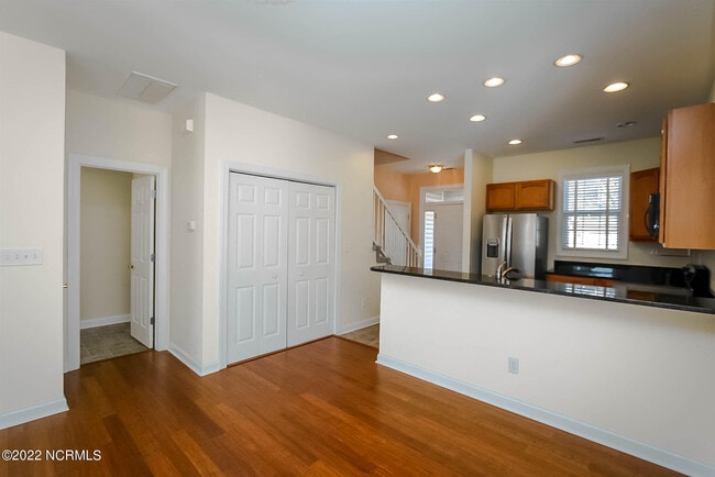 Building Photo - 533 Village Green Dr