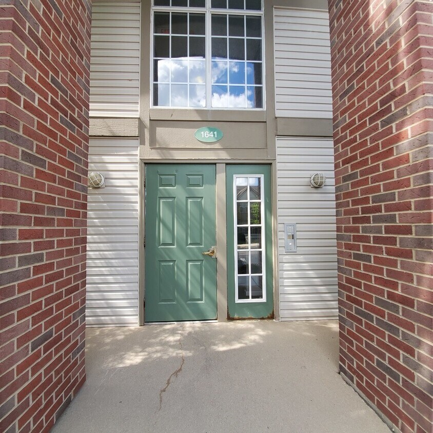 1641 Carlemont Dr Unit B, Crystal Lake, IL 60014 Condo for Rent in