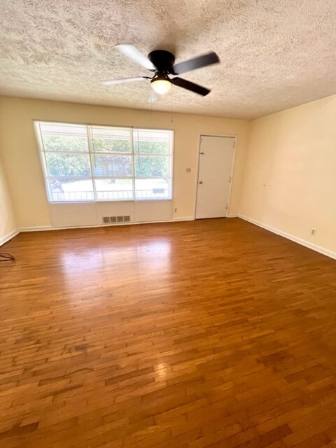 Sala de estar - Madera noble - 1537 N Kentwood Ave