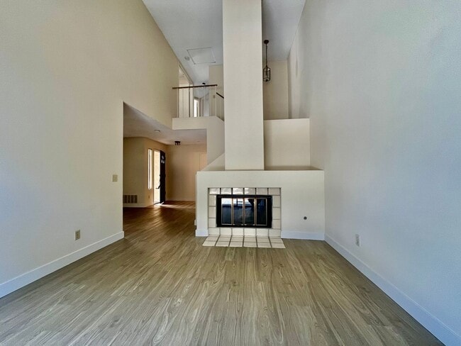 Building Photo - r12584