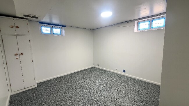 Building Photo - 557 Laker Wy