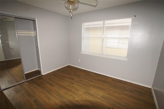 Building Photo - 5527 Farley Dr