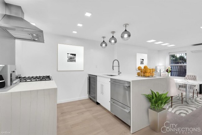 Building Photo - 318 E 19th St