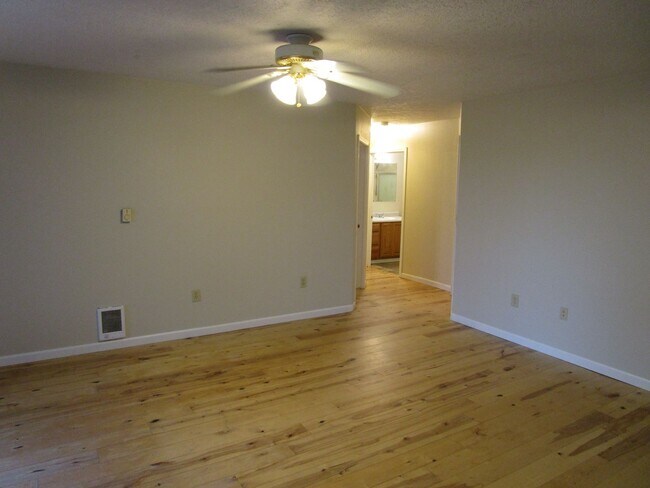Foto del edificio - House on Lower Side of Juniper Canyon with Property Space - Available Soon!