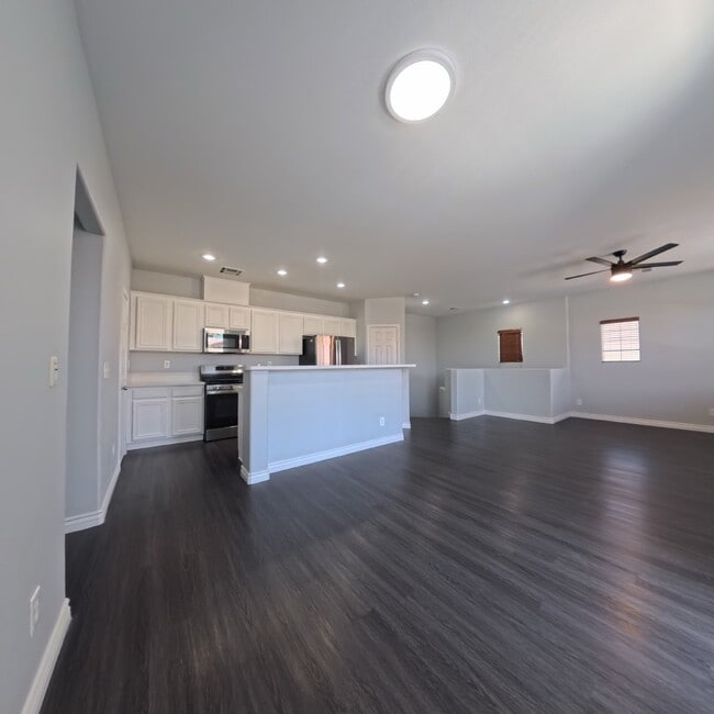 Building Photo - 2Bedroom With Attached Car Garage