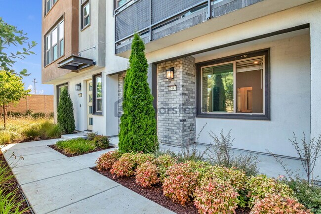 Building Photo - 25443 Parklane Dr
