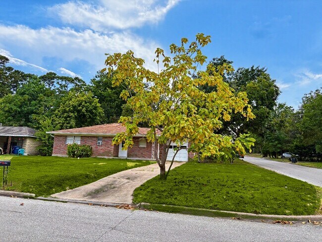 Foto del edificio - 1004 Oak Dr