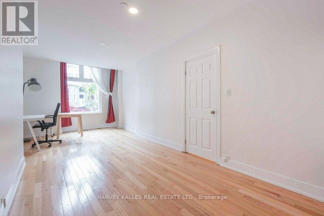 Building Photo - 148 Collier St