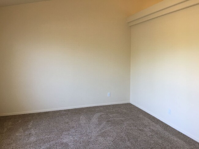 Building Photo - Spacious Home in New Harmony