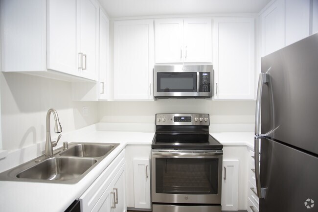 1HAB, 1BA-770 ft² - Tarzana Springs