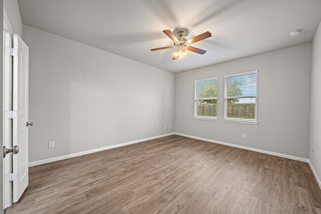 Foto del edificio - 13826 Andover Park Dr