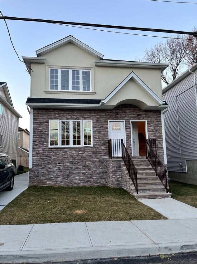 Primary Photo - 183 Mac Gregor St