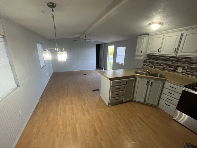 Building Photo - 901 NE 95th St