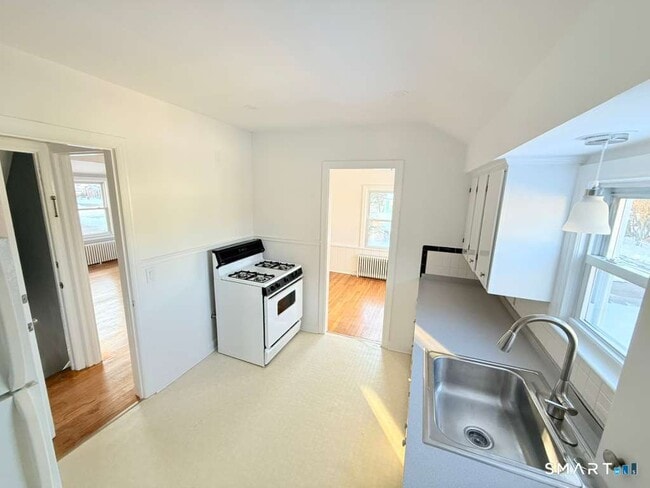 Building Photo - 160 Oakland Pl