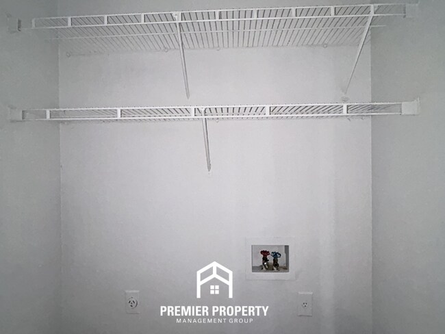 Foto del edificio - Charming 3BR/2BA Near Southwind | High Ceilings, Hardwood Floors & 2-Car Garage