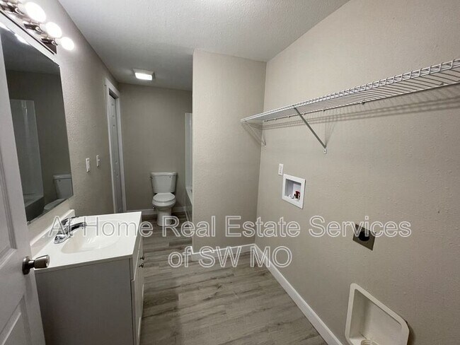 Foto del edificio - 2174 N Kellett Ave