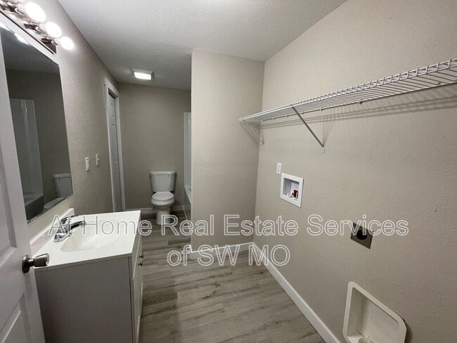 Building Photo - 2174 N Kellett Ave