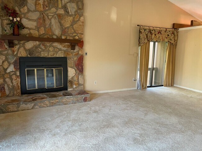 Foto del edificio - 2 Bedroom Condo with Large Back Deck & Lak...