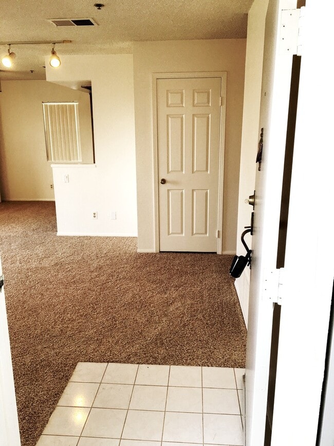 Building Photo - r287