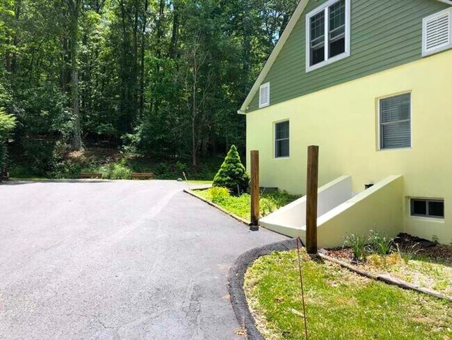 Foto del edificio - Four Bedroom House just outside Blacksburg