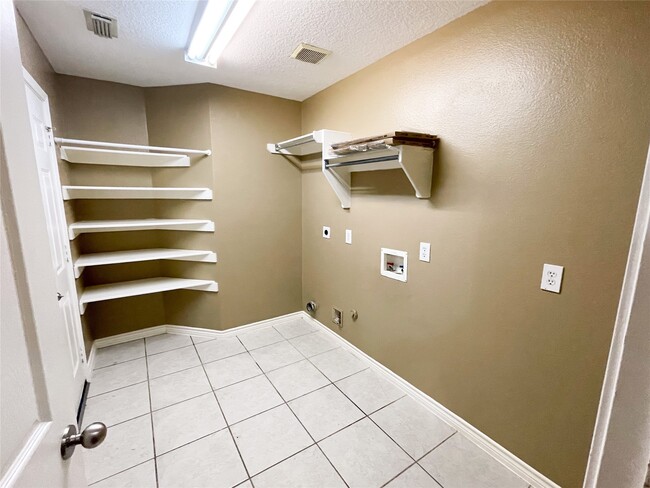 Building Photo - 4914 Surrey Park Cir