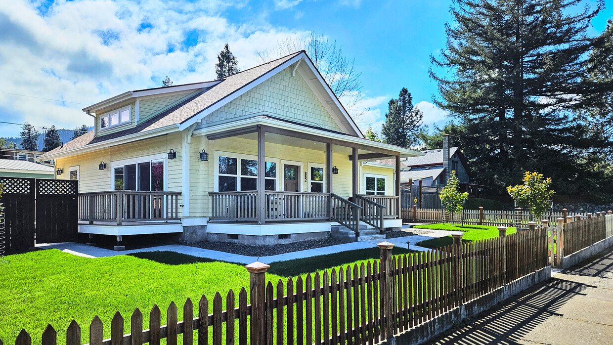 Primary Photo - 882 B St