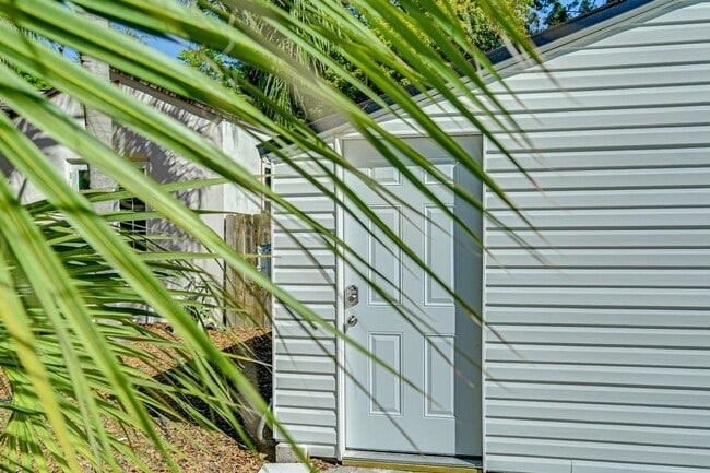 Building Photo - 1204 E Hamilton Ave