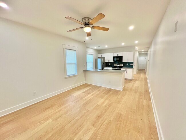 Living room - 2043 Adams St