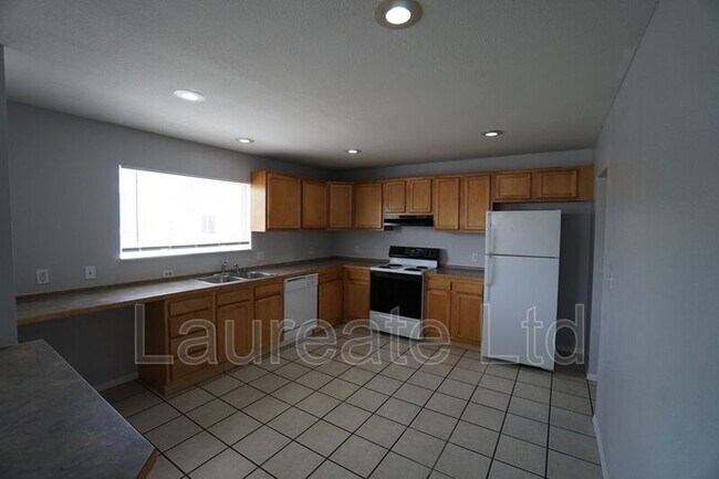 Foto del edificio - 932 Lowell Blvd