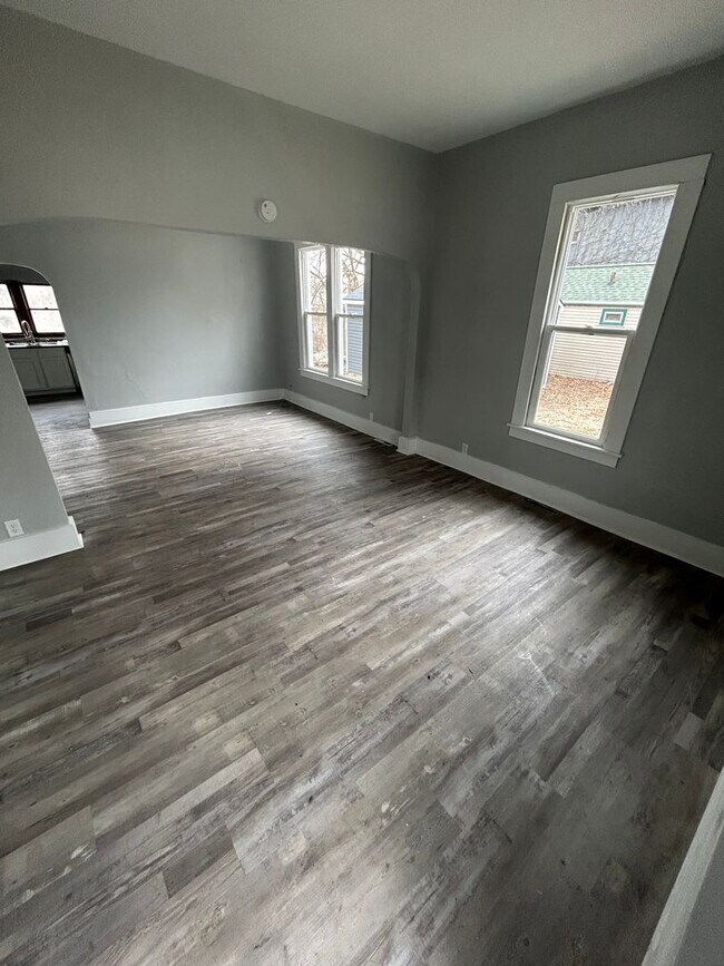 Building Photo - Remodeled 3 Bedroom!