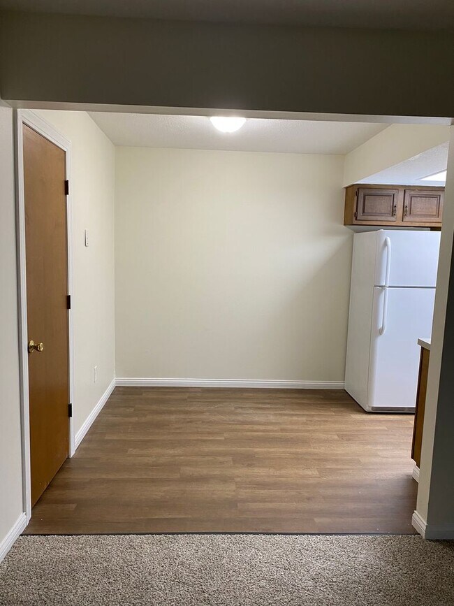 Building Photo - 807 Mitchell Ave