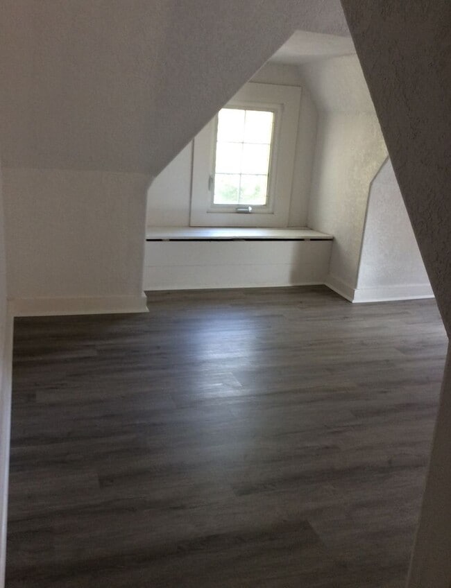 Building Photo - Charming Marysville Home with Bonus Space & Fenced Yard!
