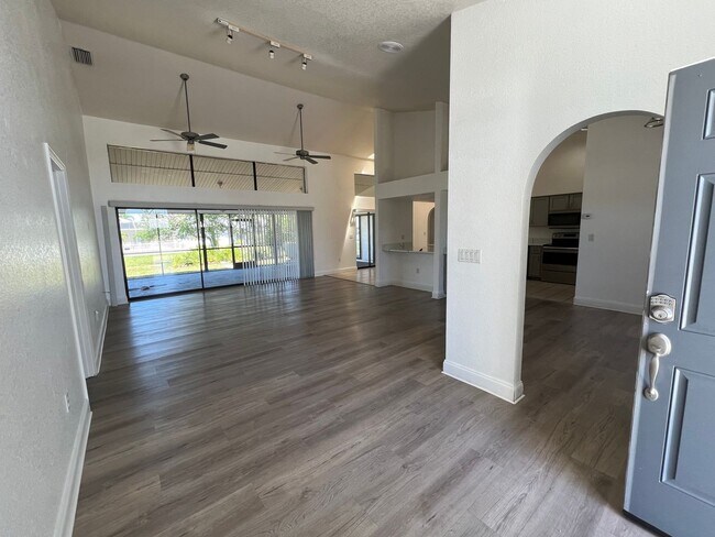 Foto del edificio - $1,875 ** ANNUAL ** Available 10/15/25 - Newly Renovated ** 3/2 Single Family Home with Oversized...