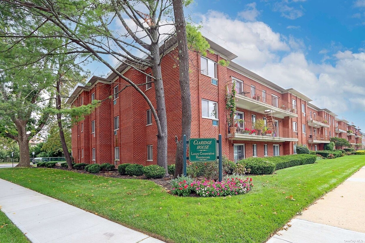 85 S Centre Ave Unit A14, Rockville Centre, NY 11570 Condo for Rent