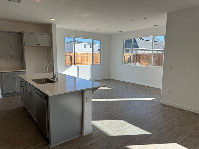 Building Photo - 5883 W. Austin Way  (Ashlan & Bryan)