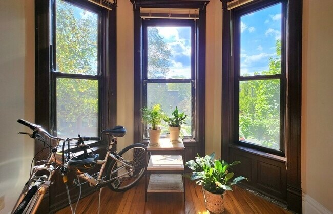 Foto del edificio - 3765 N Kenmore Ave
