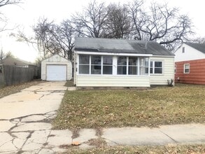 Building Photo - 924 N Sunset Ave