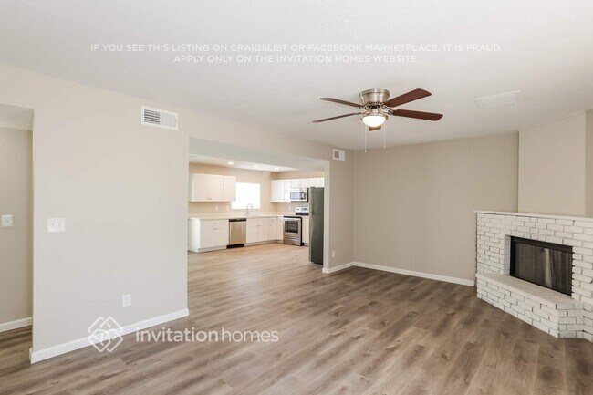 Foto del edificio - 2438 E Inverness Ave
