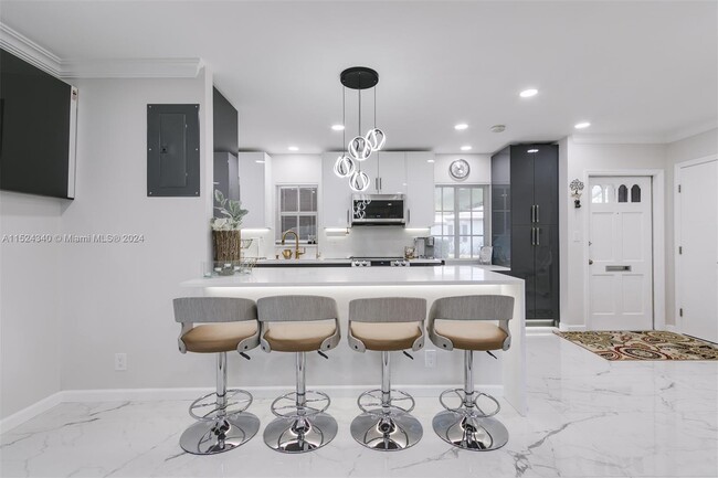Building Photo - 9065 Thunderbird Dr