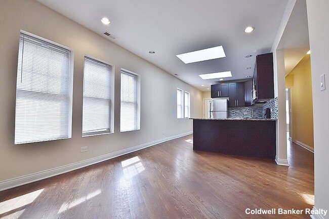 Building Photo - 5842 N Artesian Ave