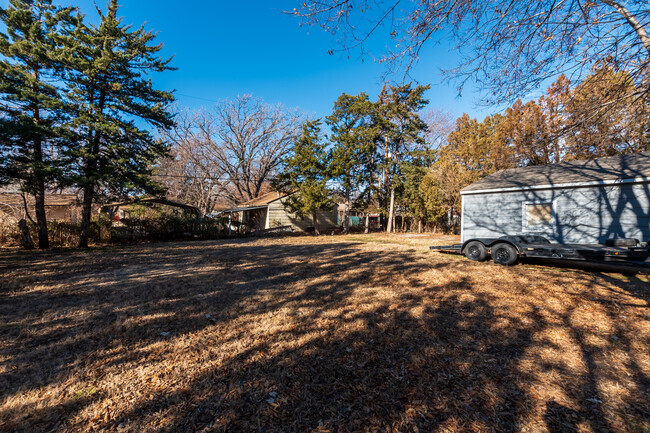 Building Photo - 2901 N Clarence Ave