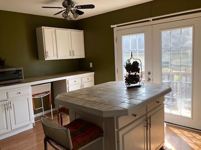 Foto del edificio - 8318 Metcalf Ave