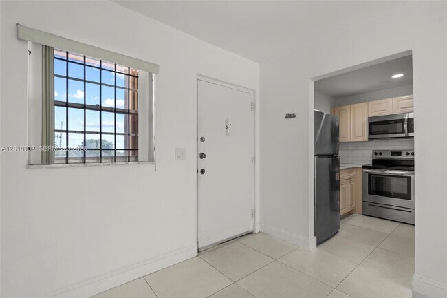 Building Photo - 6820 W Flagler St