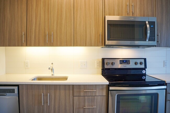 Building Photo - Fabulous Sellwood 1-Bedroom with Condo-Gra...