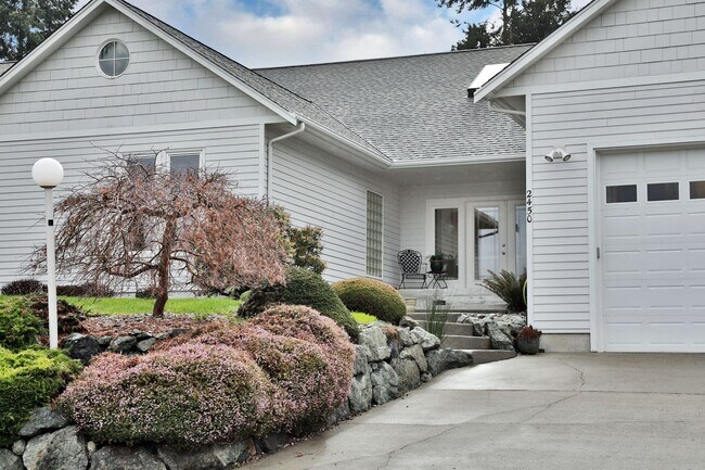 Building Photo - Custom Golf Course Home Located in Useless...